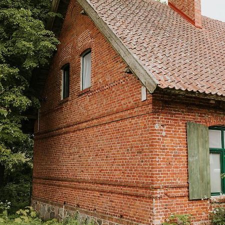 Stara Szkola Nad Jeziorem Czarne  외부 사진